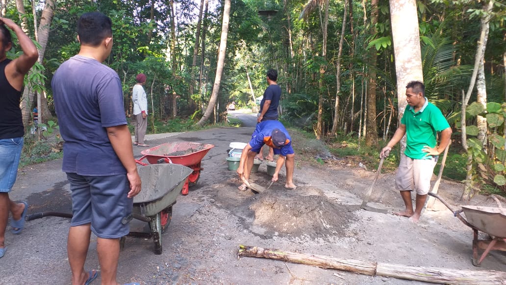 Kerja Bakti Penambalan Jalan Berlubang di Padukuhan Penggung